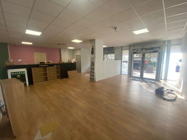 Retail in Marseille for lease - Interior Photo - Image 1 of 5