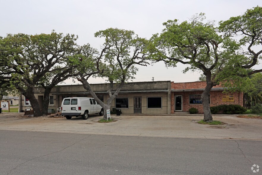 346-354 S Houston St, Aransas Pass, TX à vendre - Photo du bâtiment - Image 2 de 5