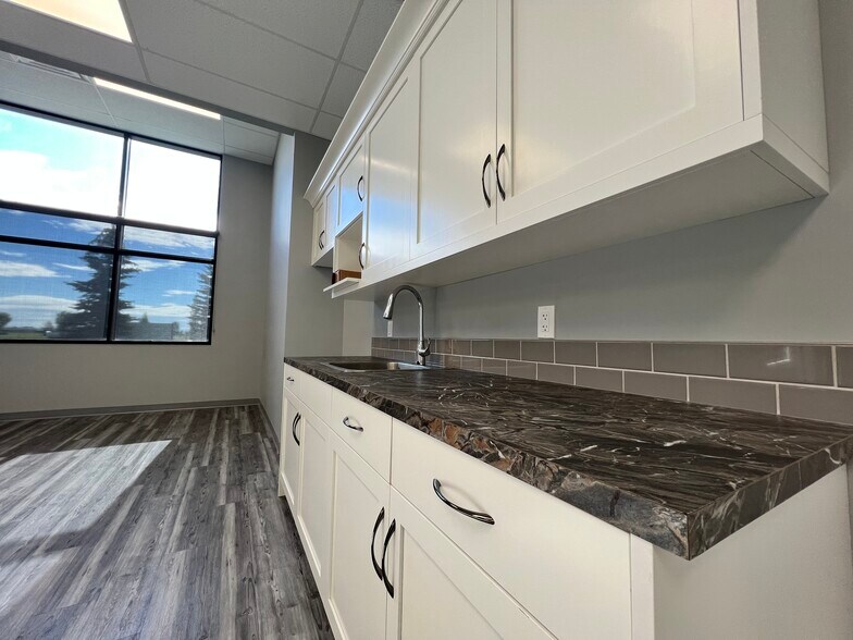 284 Burnt Park Dr, Red Deer County, AB à louer - Photo intérieure - Image 3 de 7