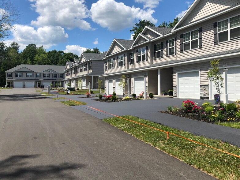 Ridge Manor Court, Niskayuna, NY à vendre - Photo du bâtiment - Image 2 de 32