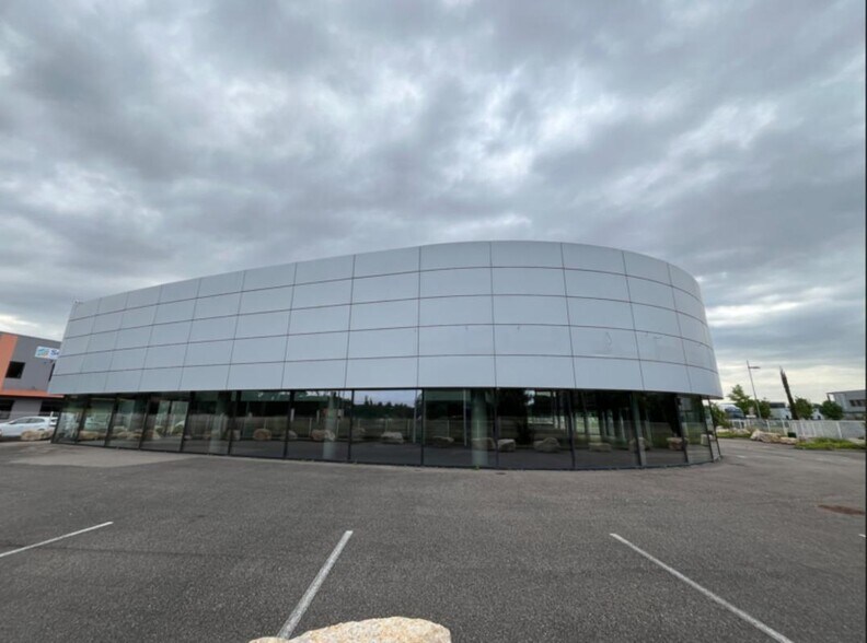 Retail in Saint-Priest for lease - Building Photo - Image 2 of 15