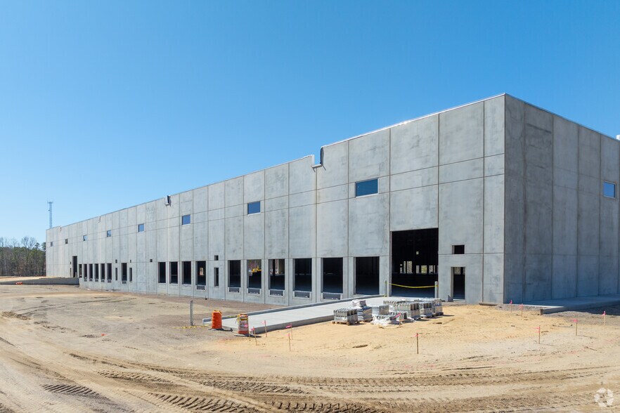 Industrial Portfolio portefeuille de 3 propriétés à vendre sur LoopNet.ca - Photo du bâtiment - Image 2 de 23