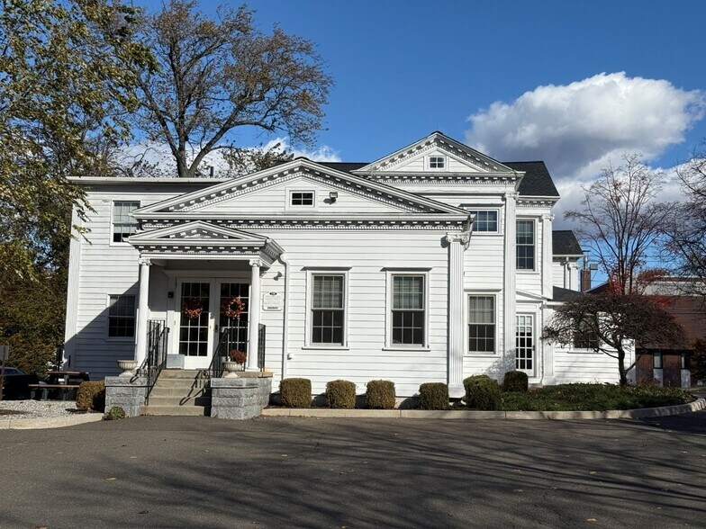 158 Deer Hill Ave, Danbury, CT à vendre - Photo du bâtiment - Image 3 de 14