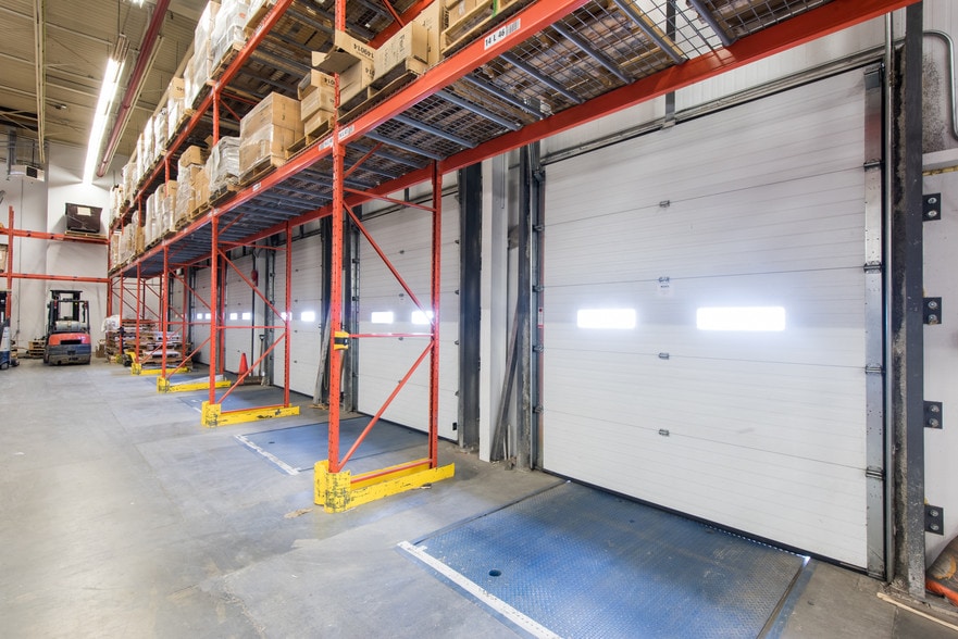 2-10 Smed Ln SE, Calgary, AB for lease - Interior Photo - Image 3 of 39