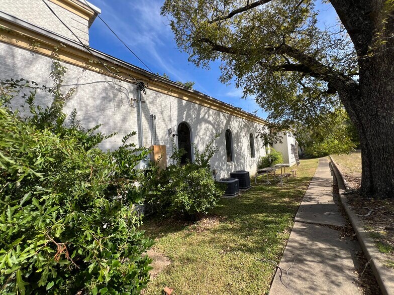 204 N Alamo Blvd, Marshall, TX à vendre - Photo du bâtiment - Image 2 de 37