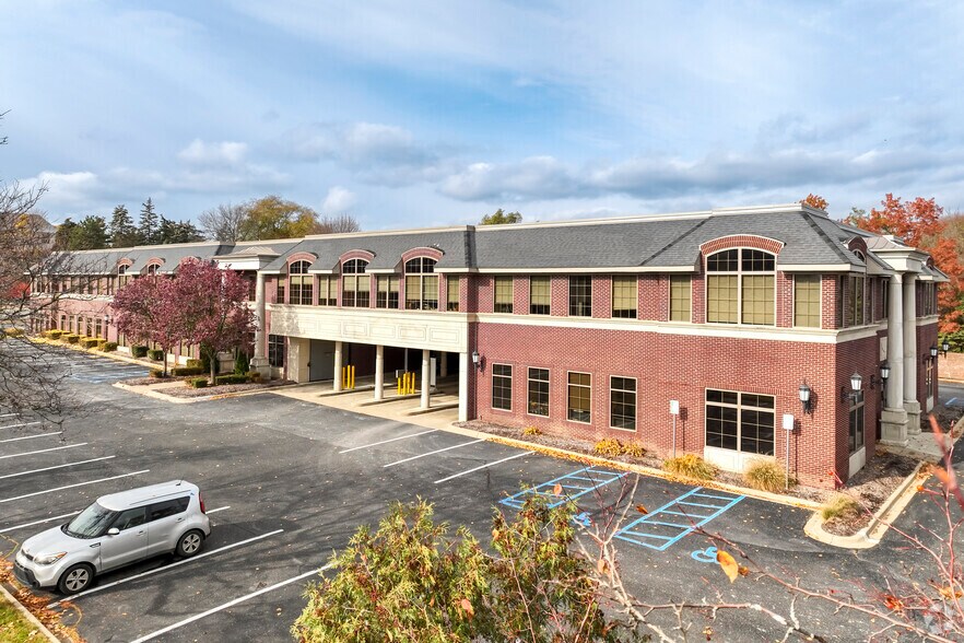 3910 Telegraph Rd, Bloomfield Hills, MI à louer - Photo du bâtiment - Image 2 de 5