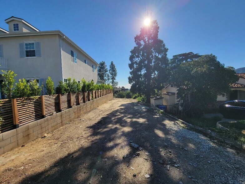 2442 Cross st, La Crescenta, CA à vendre - Photo du bâtiment - Image 2 de 6