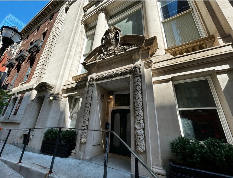 210 E Redwood St, Baltimore, MD for lease - Building Photo - Image 3 of 9