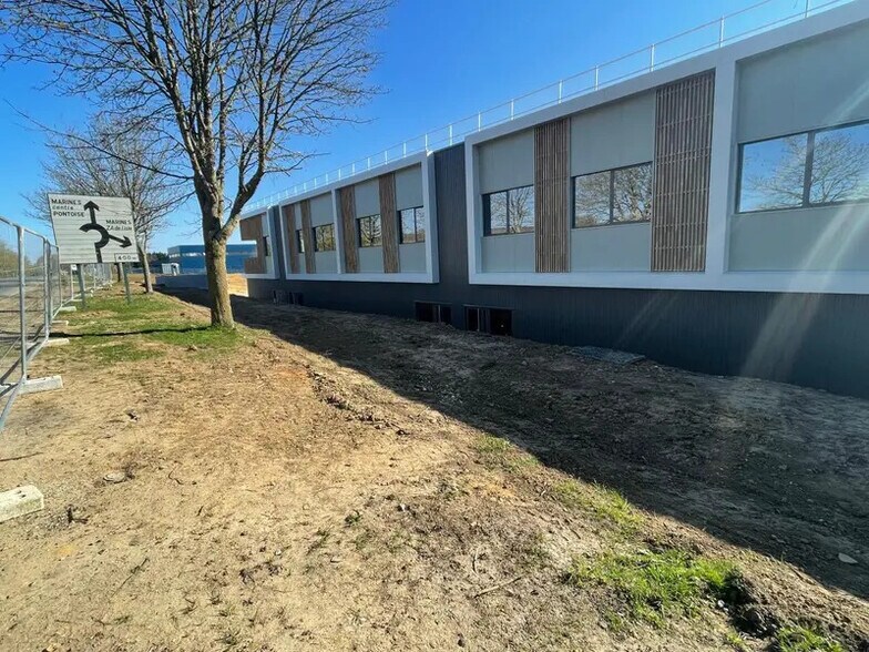 Local d'activités dans Marines à vendre - Photo du bâtiment - Image 2 de 16