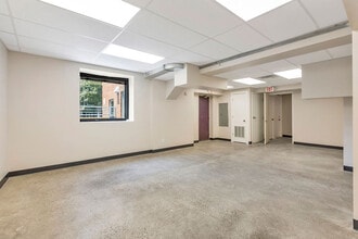 2330 Victory Pky, Cincinnati, OH for lease Interior Photo- Image 2 of 9