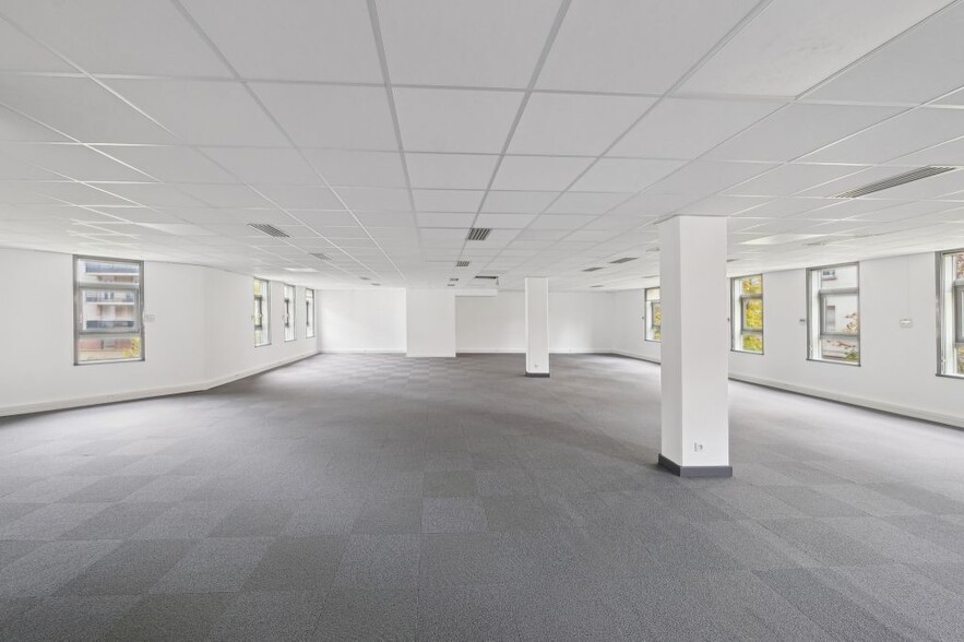 6-8 Rue Eugène Et Armand Peugeot, Rueil-Malmaison for sale - Interior Photo - Image 3 of 8