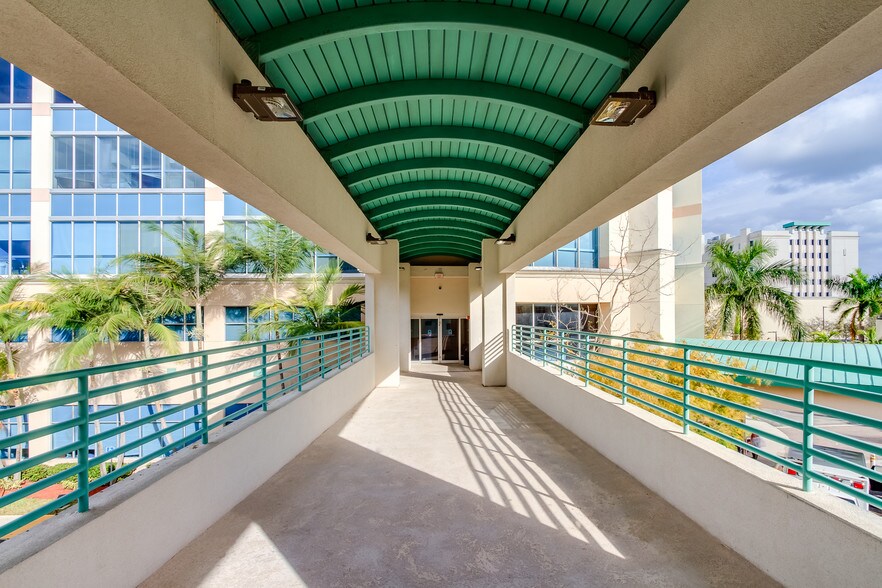 21097 NE 27th Ct, Aventura, FL à louer - Photo du bâtiment - Image 3 de 14