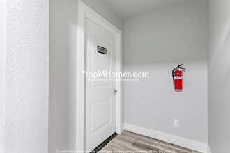 7921 SW Old Capitol Hwy, Portland, OR for lease Interior Photo- Image 2 of 8