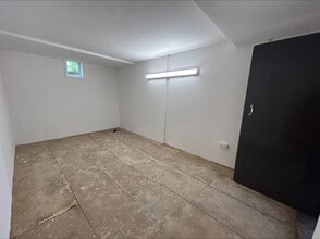 Ash Rd, Harrogate for lease Interior Photo- Image 2 of 12