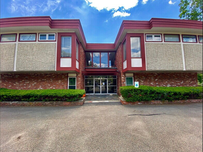 2117 Crompond Rd, Cortlandt Manor, NY à vendre - Photo du bâtiment - Image 1 de 4