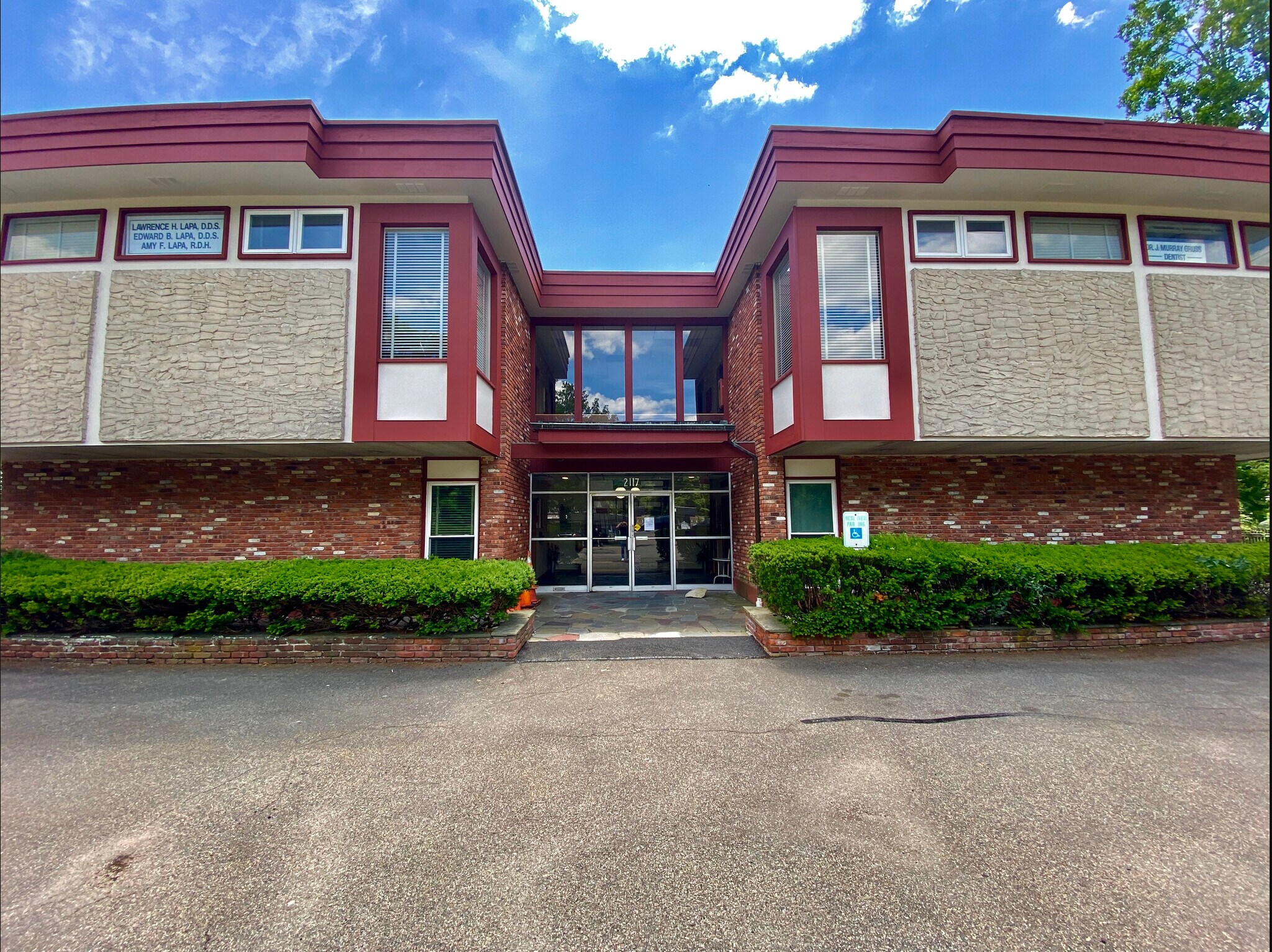 2117 Crompond Rd, Cortlandt Manor, NY à vendre Photo du bâtiment- Image 1 de 5