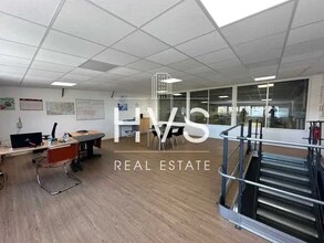 Industriel dans Éguilles à louer Photo intérieure- Image 2 de 3