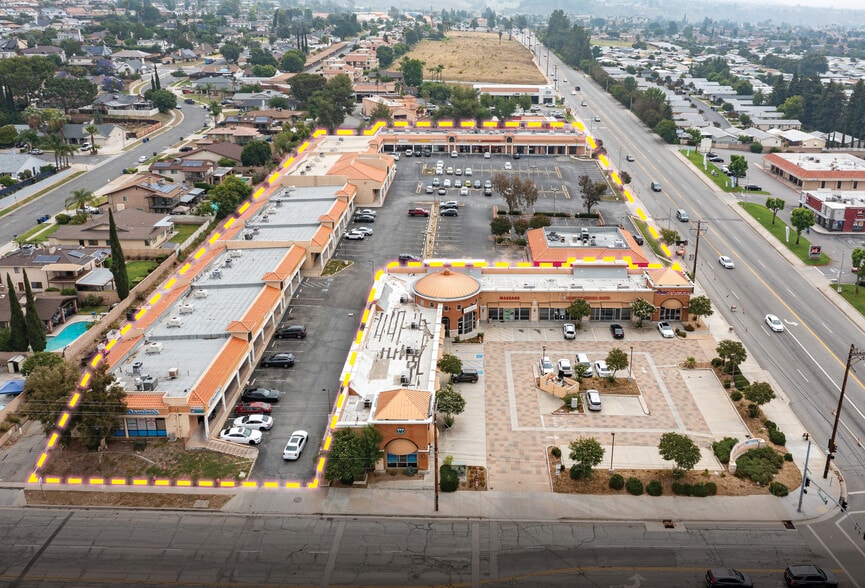 3644-3694 E Highland Ave, Highland, CA à vendre - Photo du bâtiment - Image 2 de 35