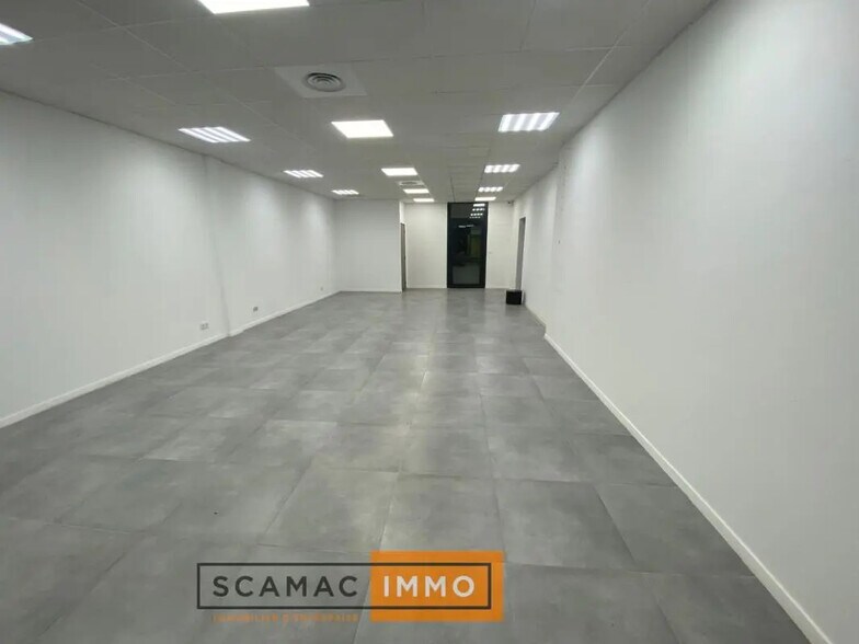 Commerce de détail dans Aix-en-Provence à louer - Photo du bâtiment - Image 3 de 4