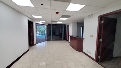 2300 Glades Rd, Boca Raton, FL for lease Interior Photo- Image 1 of 5