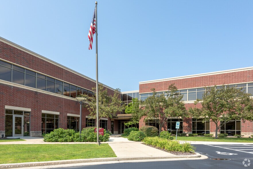 N19W23993 Ridgeview Pky, Waukesha, WI à vendre - Photo du bâtiment - Image 3 de 10