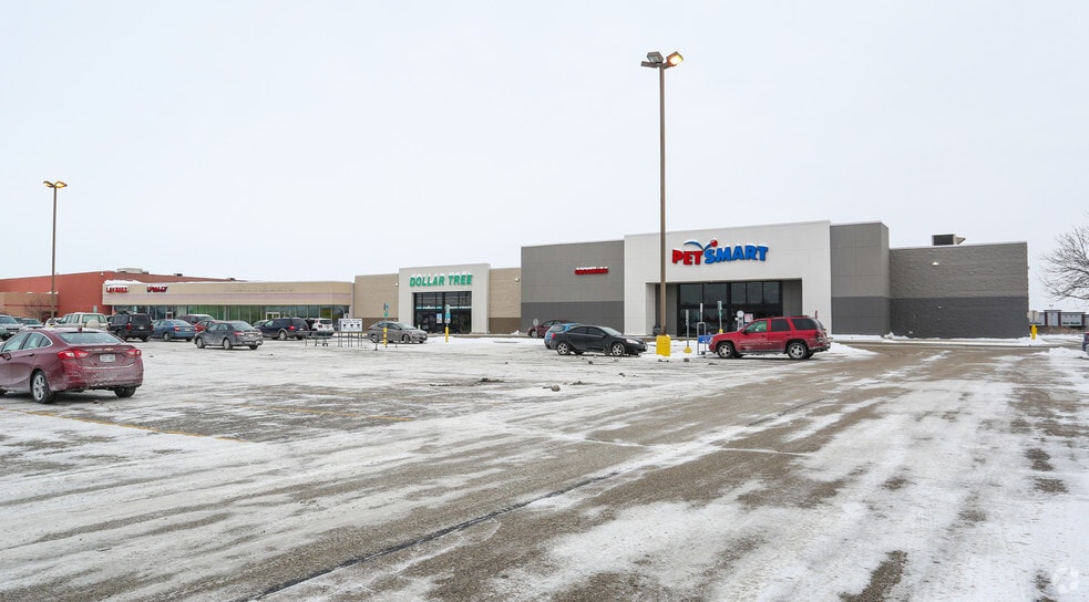 443 N Rolling Meadows Dr, Fond Du Lac, WI for lease - Primary Photo - Image 1 of 7