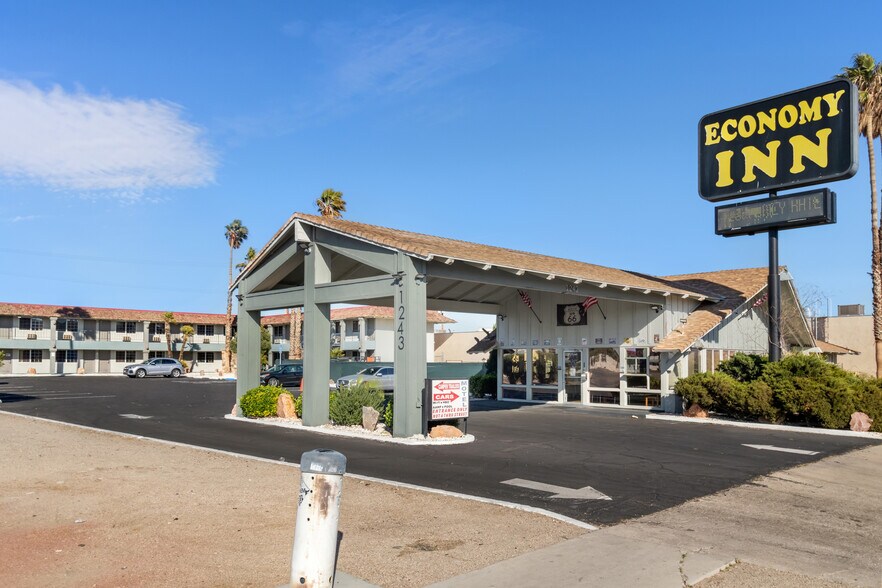 1243 E Main St, Barstow, CA à vendre - Photo du bâtiment - Image 1 de 39