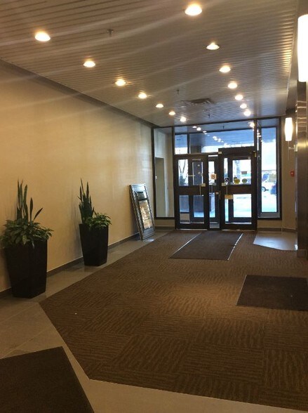 1000 8th Ave SW, Calgary, AB à vendre - Photo du bâtiment - Image 1 de 1