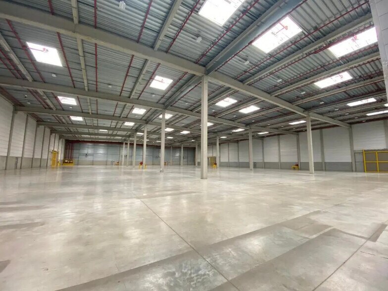 Industrial in Le Plessis-Pâté for lease - Building Photo - Image 1 of 4