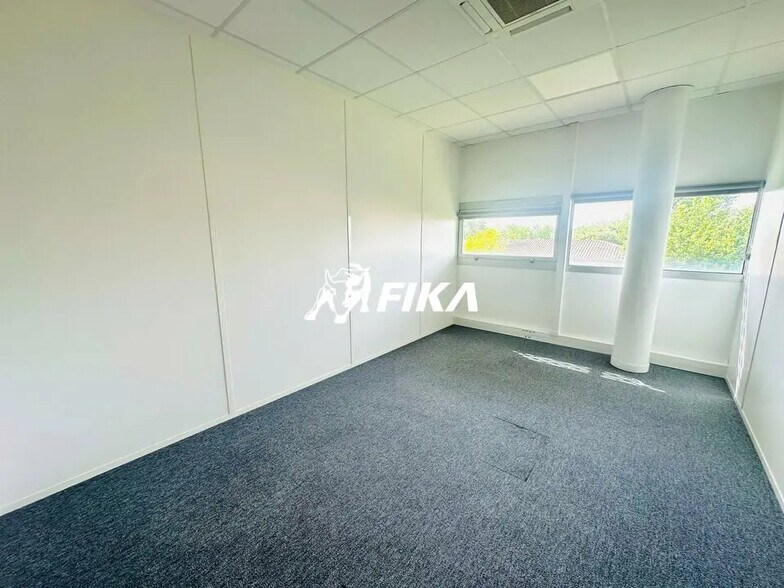 Office in Canéjan for lease - Building Photo - Image 3 of 10