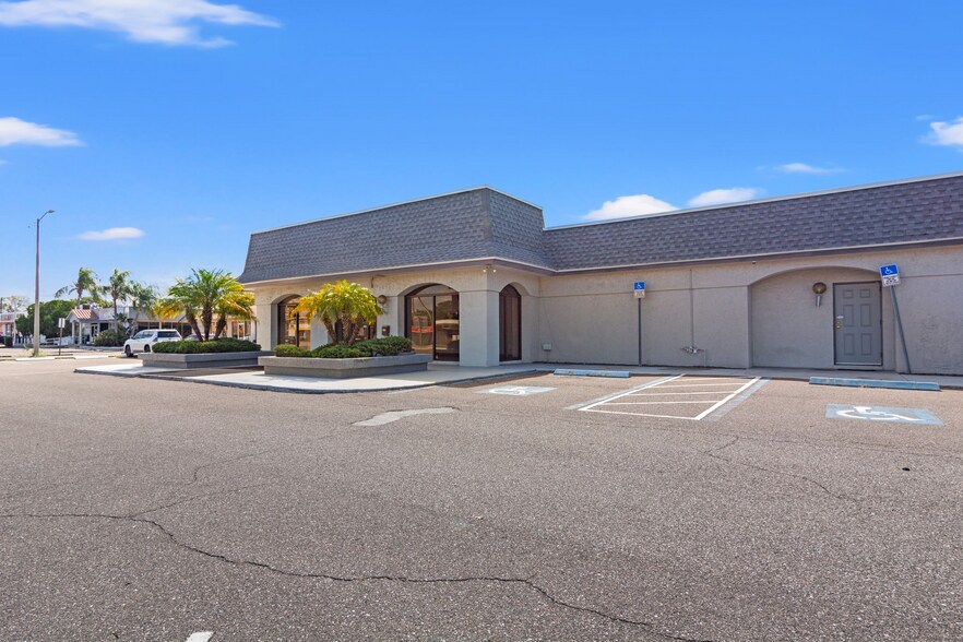 7926 W Hillsborough Ave, Tampa, FL à vendre - Photo du bâtiment - Image 3 de 13