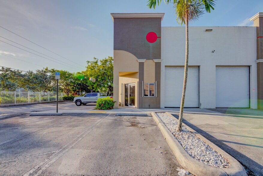 3300 NW 112th Ave, Miami, FL à louer - Photo du bâtiment - Image 3 de 8