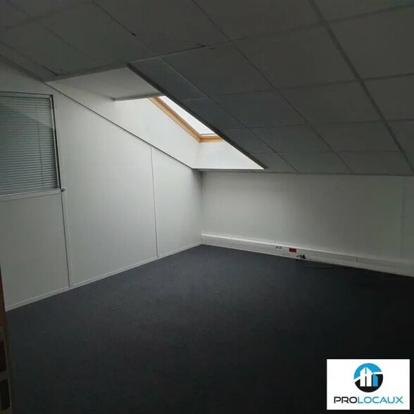 Office in Eybens for lease - Building Photo - Image 3 of 4