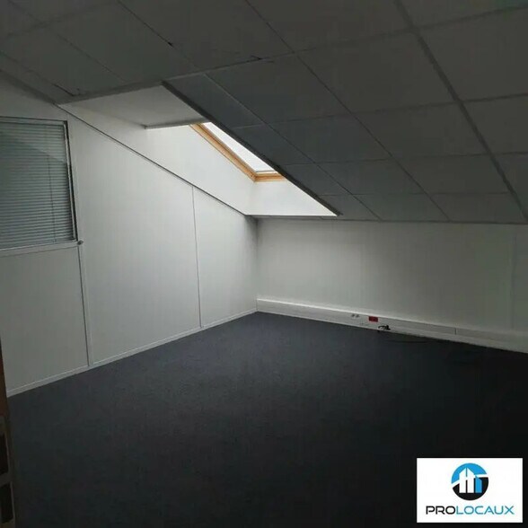 Bureau dans Eybens à louer - Photo du bâtiment - Image 3 de 4