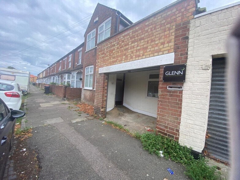 1A Firbank Rd, Bedford à louer - Photo du bâtiment - Image 2 de 2