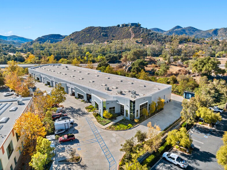 1291 Pacific Oaks Pl, Escondido, CA à louer - Photo du bâtiment - Image 3 de 3
