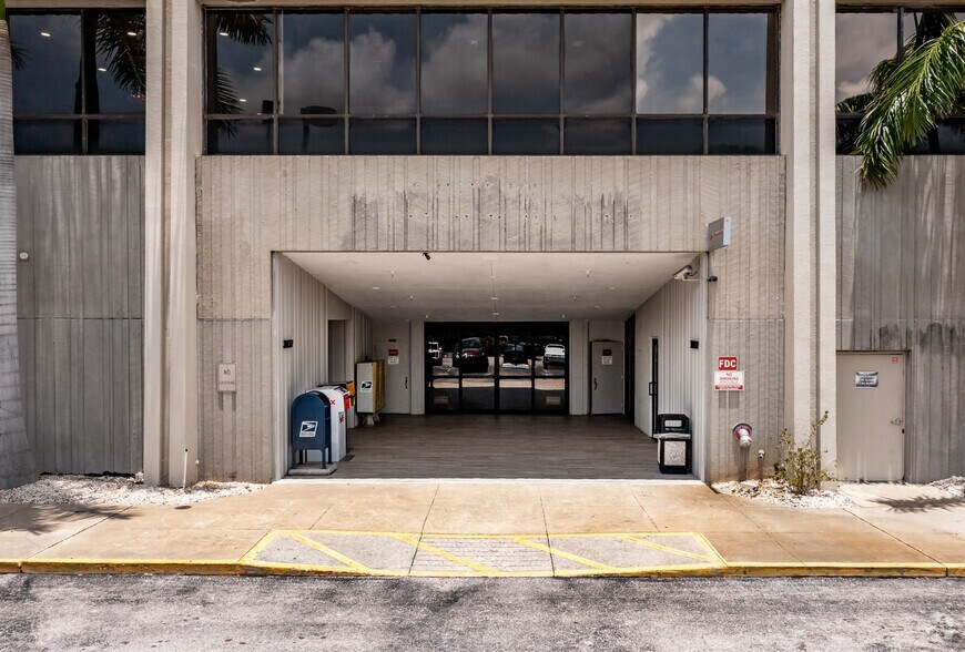 3637 4th St N, Saint Petersburg, FL à louer - Photo du bâtiment - Image 3 de 5