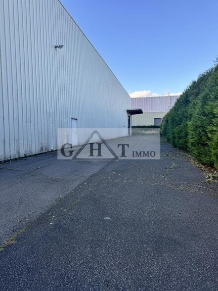 Industrial in Gretz-Armainvilliers for lease - Building Photo - Image 3 of 3