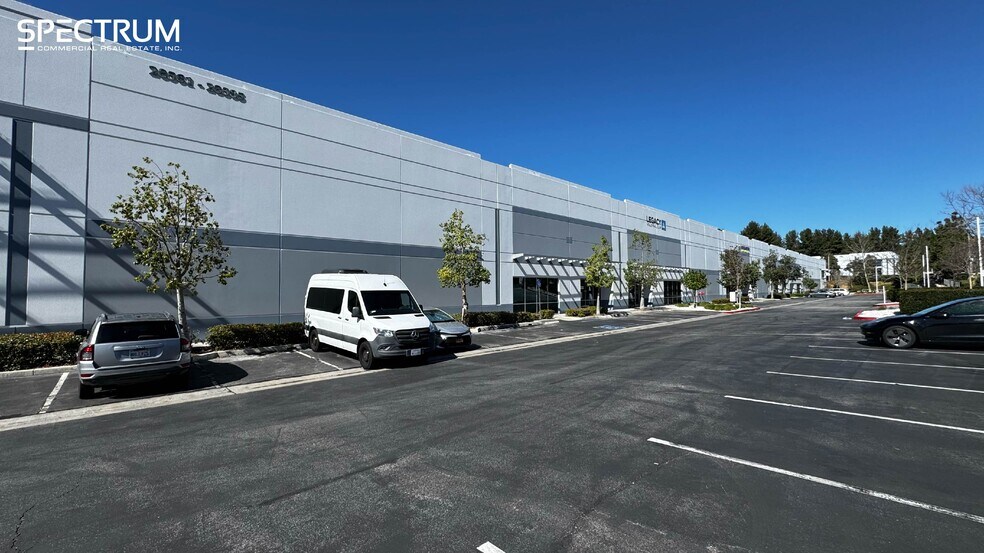 28365 Constellation Rd, Valencia, CA à louer - Photo du bâtiment - Image 2 de 10