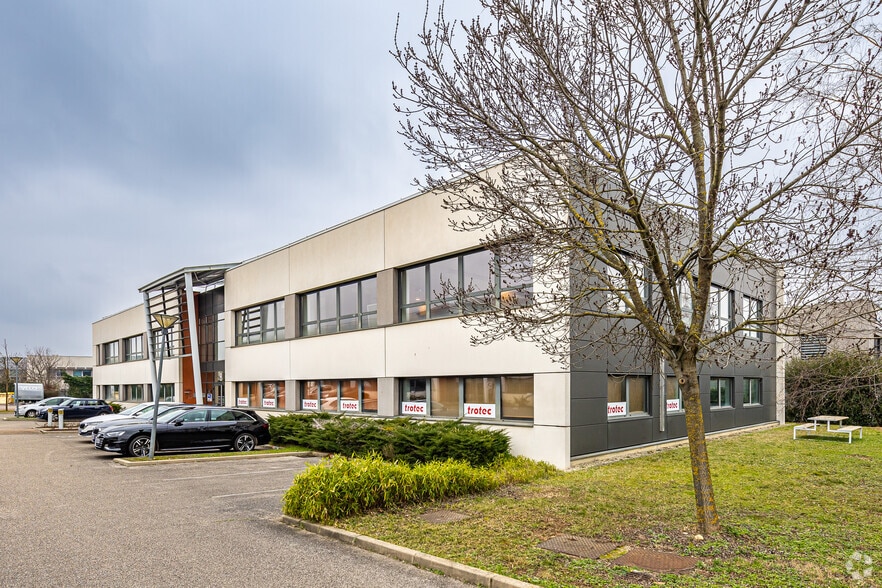 Office in Saint-Priest for lease - Building Photo - Image 2 of 6