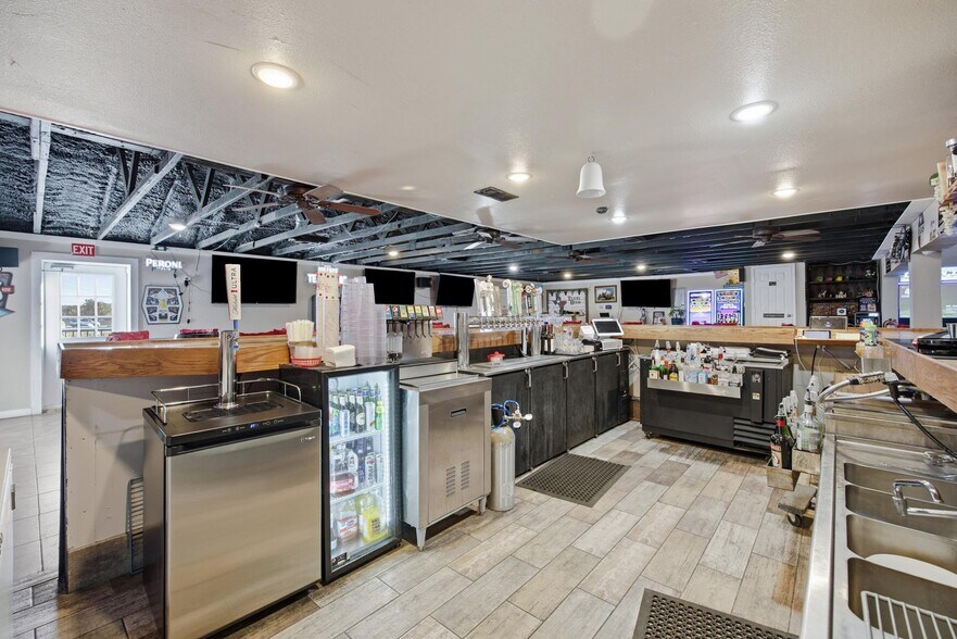 9805 Jacksboro Hwy, Fort Worth, TX à vendre - Photo du bâtiment - Image 3 de 47