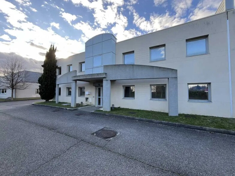 36 Rue Champ Dolin, Saint-Priest for lease - Building Photo - Image 2 of 18