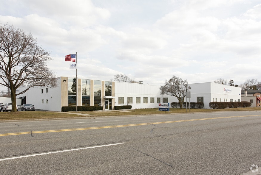 900 Rochester Rd, Troy, MI à vendre - Photo du bâtiment - Image 2 de 2