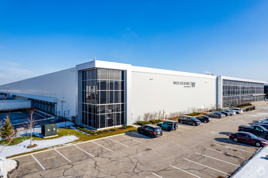 6225 Millcreek Dr, Mississauga, ON à louer - Photo du bâtiment - Image 2 de 5