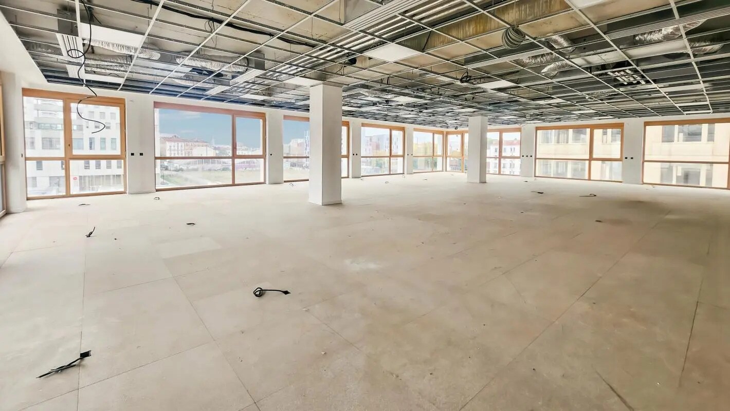 Office in Ivry-sur-Seine for lease Interior Photo- Image 1 of 1