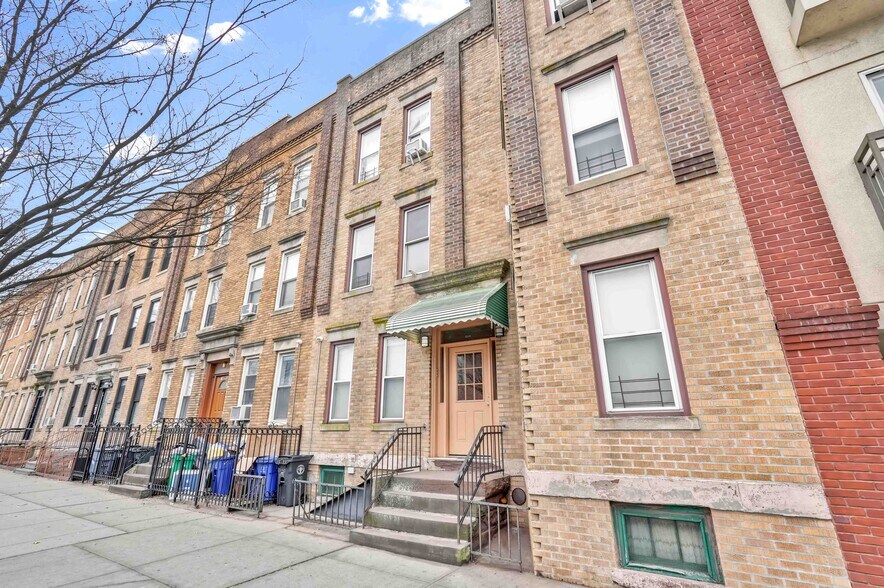 6340 Fresh Pond Rd, Ridgewood, NY à vendre - Photo du bâtiment - Image 2 de 24
