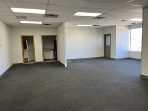 9617-9621 63rd Ave NW, Edmonton, AB à louer Photo intérieure- Image 2 de 5