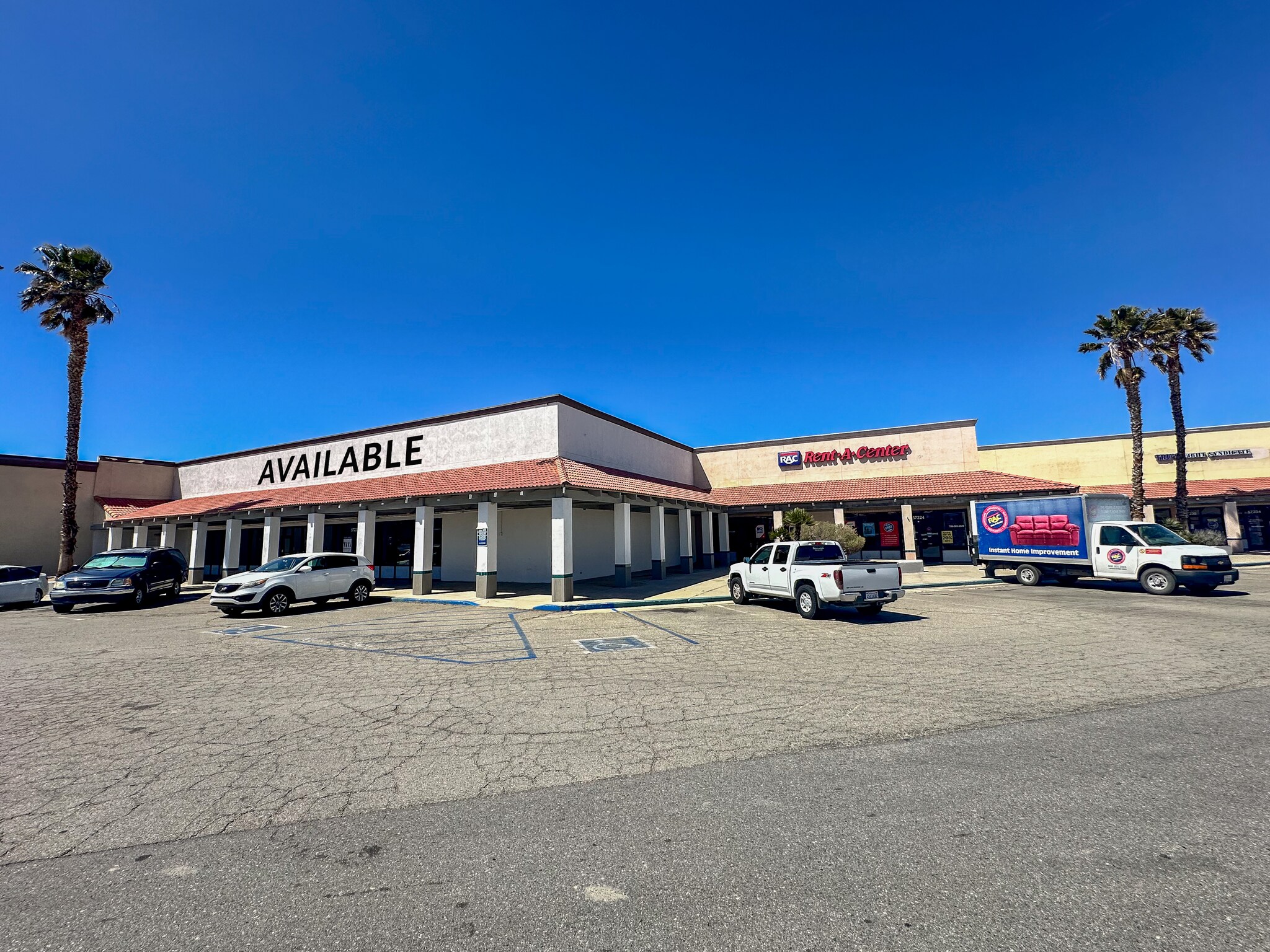 57220-57274 29 Palms Hwy, Yucca Valley, CA à louer Photo principale- Image 1 de 38