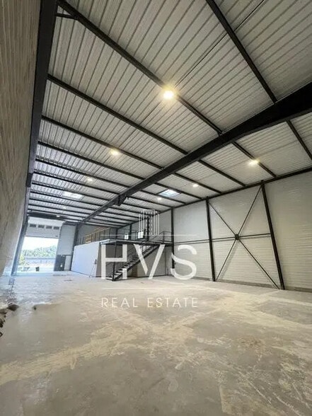 Flex in Gardanne for lease - Interior Photo - Image 1 of 4