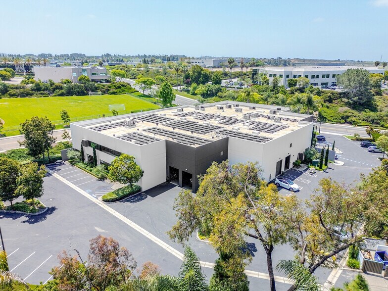 1630 Faraday Ave, Carlsbad, CA à louer - Photo du bâtiment - Image 1 de 8